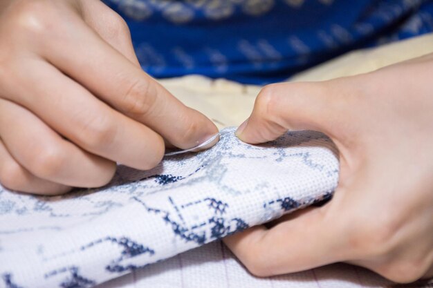 Руки вышивают узор